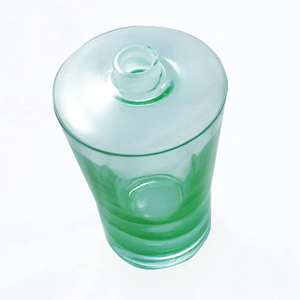 Grünes Glasbehältnis von Kludi, zylindrische Form mit Öffnung oben, geeignet als Seifenspenderglas. Transparentes Material, dennoch leicht strukturiert.